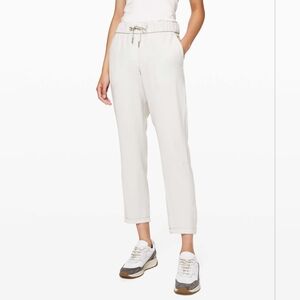 Lululemon Women's 'On The Fly' Woven High Rise 7/8 Pants in Silverstone - Size 4